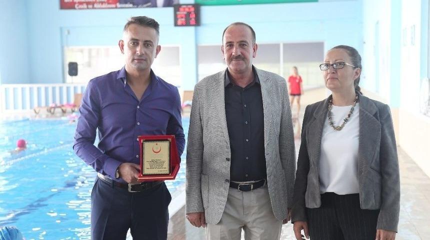Rauf Denktaş Y&uuml;zme Havuzu&rsquo;na &ldquo;y&uuml;zde 100 G&uuml;venle Y&uuml;z&rdquo; Plaketi Verildi