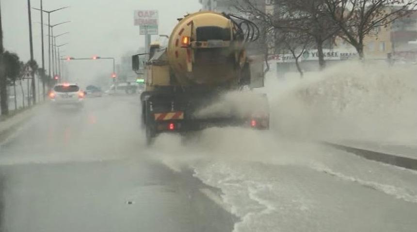 Şanlıurfa’da Yoğun Yağış Sürücülere Zor Anlar Yaşattı