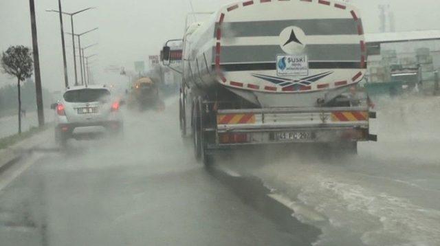 Şanlıurfa’da Yoğun Yağış Sürücülere Zor Anlar Yaşattı