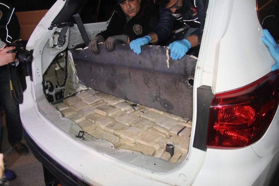 L&uuml;ks Cipin Bagajından Eroin Fışkırdı