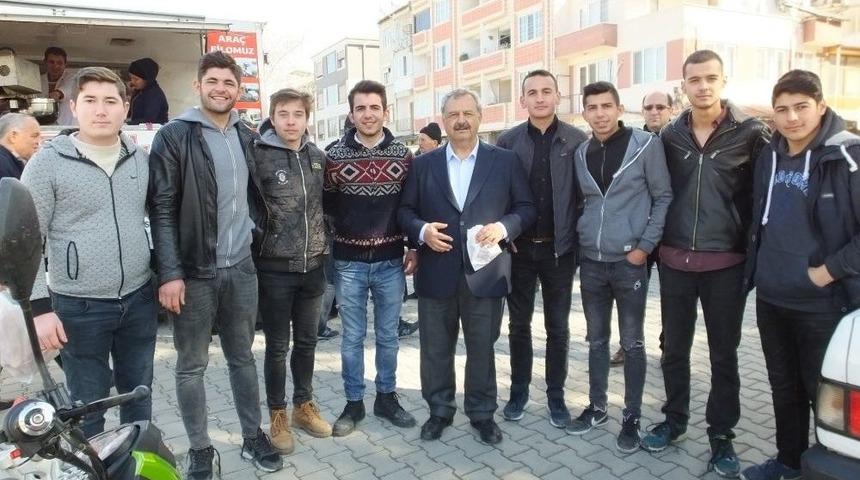 Liseli Gen&ccedil;ler Afrin Şehitleri İ&ccedil;in Lokma Hayrı Yaptı