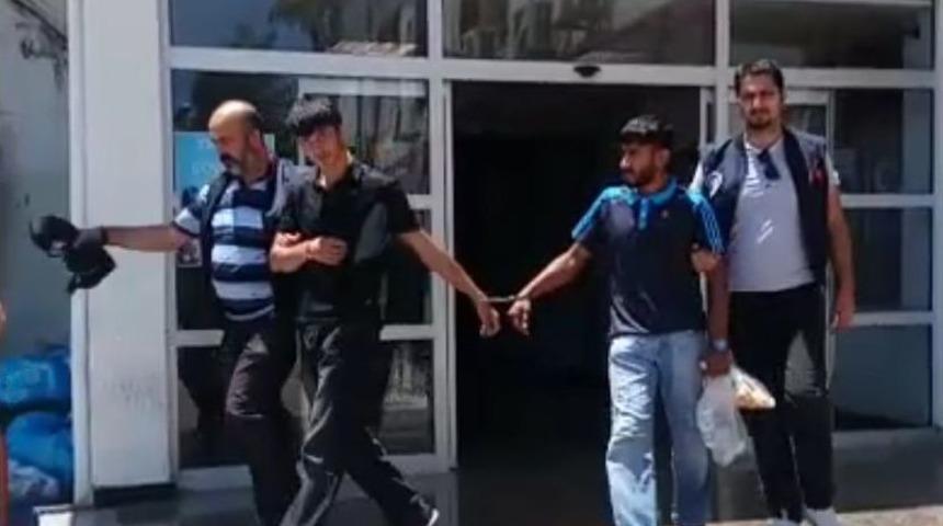 Ara&ccedil; İ&ccedil;erisinde Konuşurken Cep Telefonunu &Ccedil;aldılar