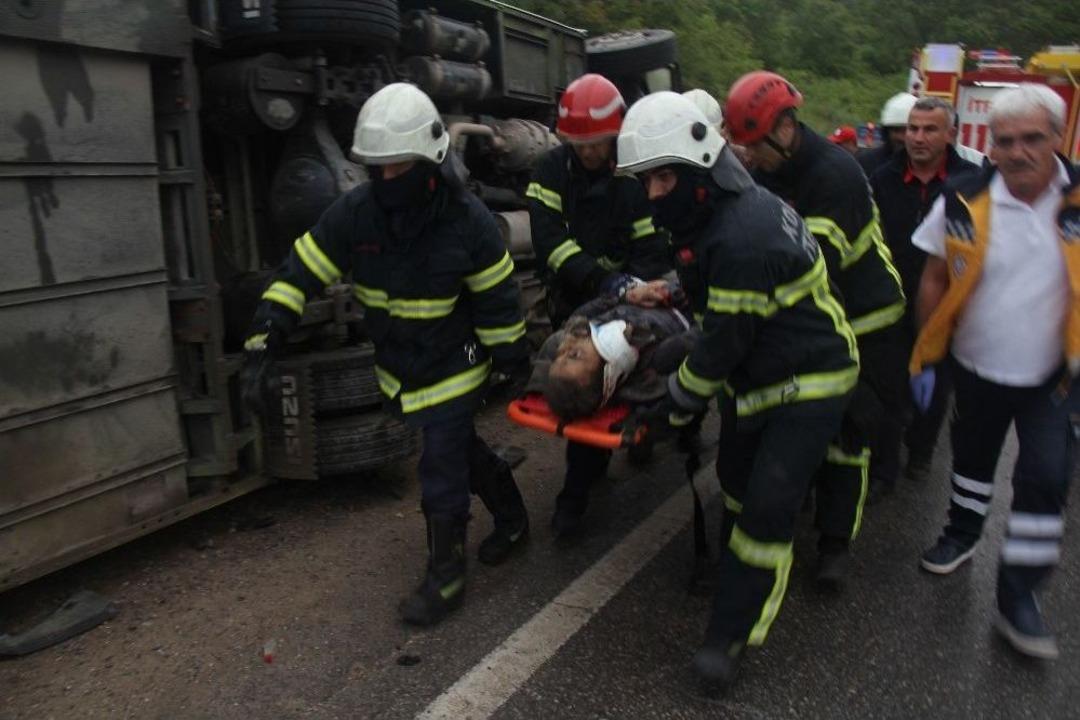Kocaeli&rsquo;de Kontrolden &Ccedil;ıkan &Ouml;zel Halk Otob&uuml;s&uuml; Devrildi: 1 Yaralı