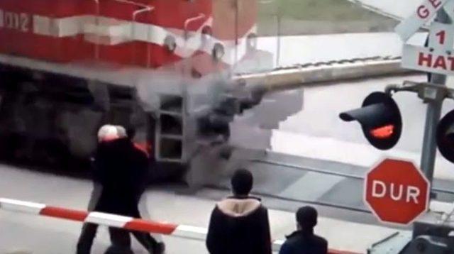Yaşlı Adam Tren Altında Kalmaktan Son Anda Kurtarıldı 1