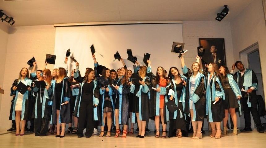 Yeni Sağlık&ccedil;ılar Mezuniyetlerini Kep Fırlatarak Kutladı