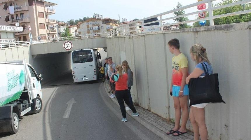 Tur Midib&uuml;s&uuml; Alt Ge&ccedil;itte Sıkıştı