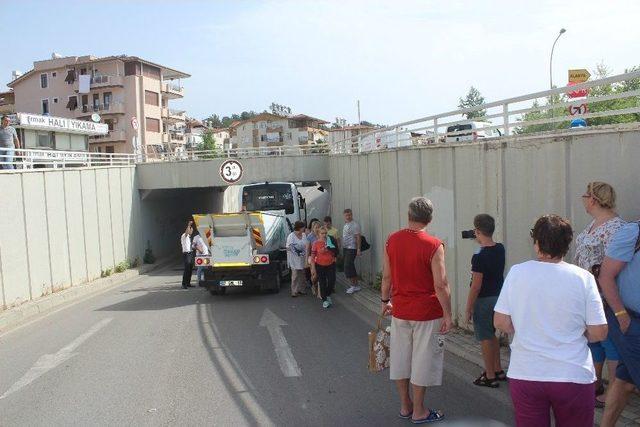 Tur Midibüsü Alt Geçitte Sıkıştı