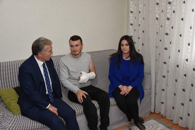 Bakan Sarıeroğlu, Gaziyi Ve Şehit Ailesini Ziyaret Etti 1