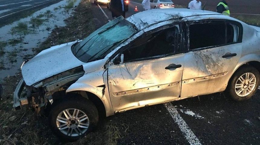 Su Birikintisine Giren Otomobil Takla Attı: 3 Yaralı