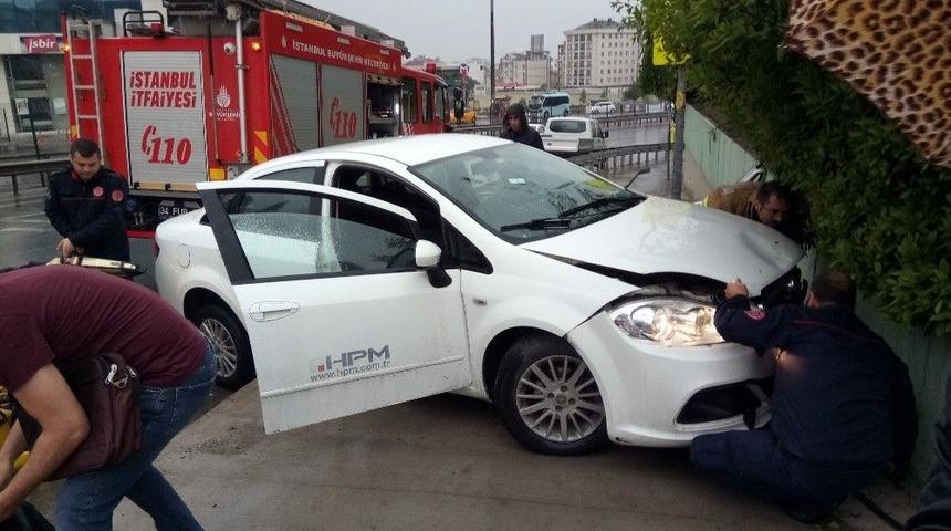Pendik’te Yağışlı Hava Kazaya Neden Oldu: 1 Yaralı