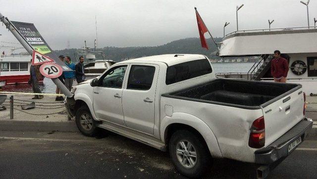 Arnavutköy’de Kontrolden Çıkan Araç Ortalığı Birbirine Kattı