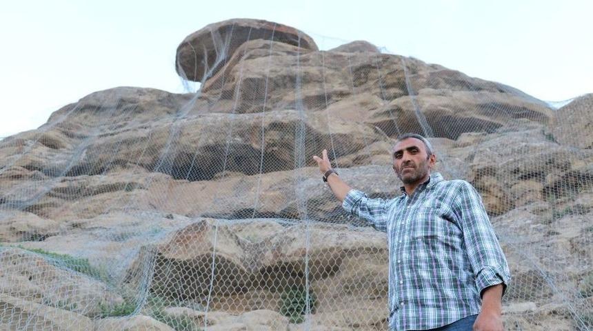 Bu Köy Diken Üstünde