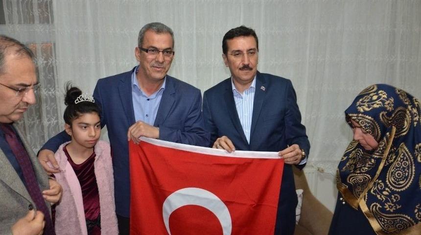 Bakan T&uuml;fenkci&rsquo;den Asker Ailelerine Ziyaret