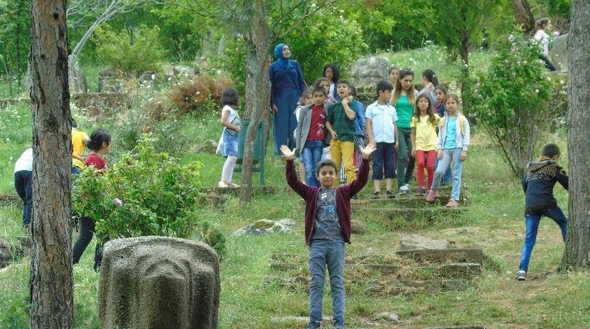 İlkokul &Ouml;ğrencileri, Gezdikleri Tarihi Harabede Halay &Ccedil;ekti