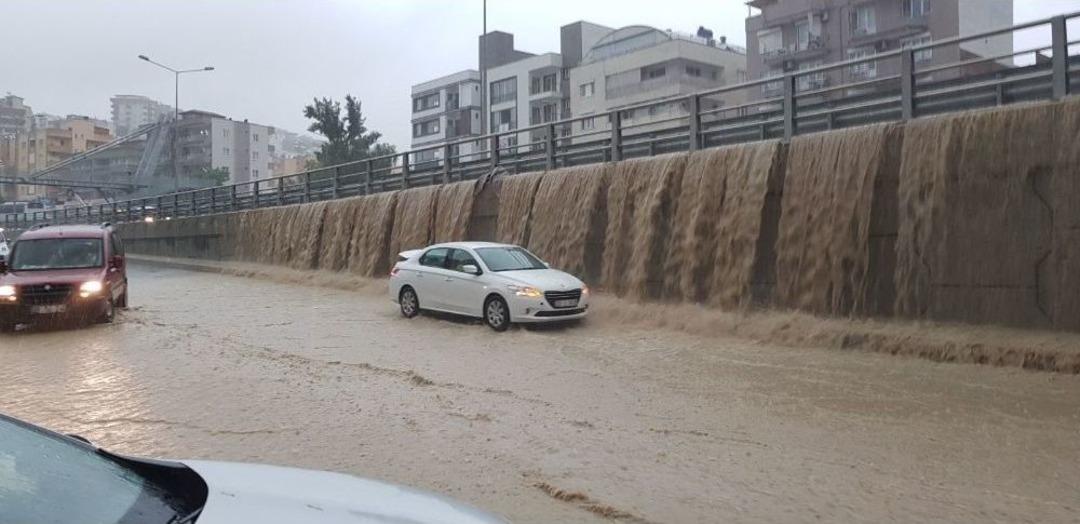 Kuşadası&rsquo;nda K&ouml;pr&uuml;l&uuml; Kavşaklar Şelaleye D&ouml;nd&uuml;