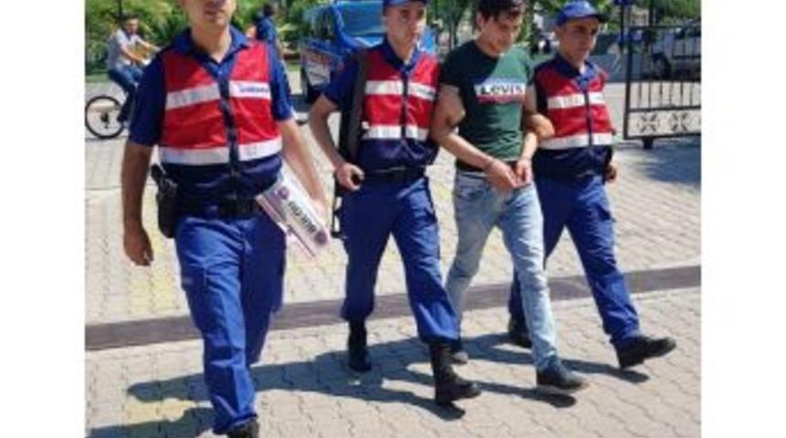 Pe&ccedil;eteye Gizlediği &Ccedil;akmak Kamerayla Tuvalete Giren Kadınları Gizlice G&ouml;r&uuml;nt&uuml;ledi