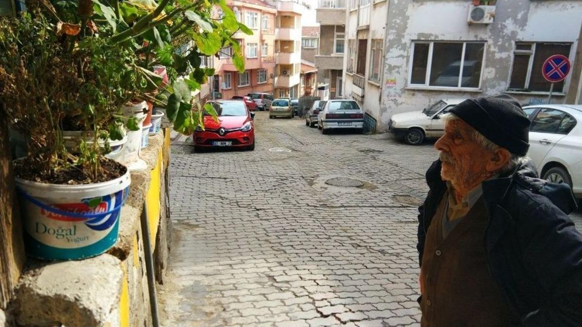 &Ccedil;ocukluğunu, Komşularını Ve Annesini Bir Pencerede Yaşatıyor