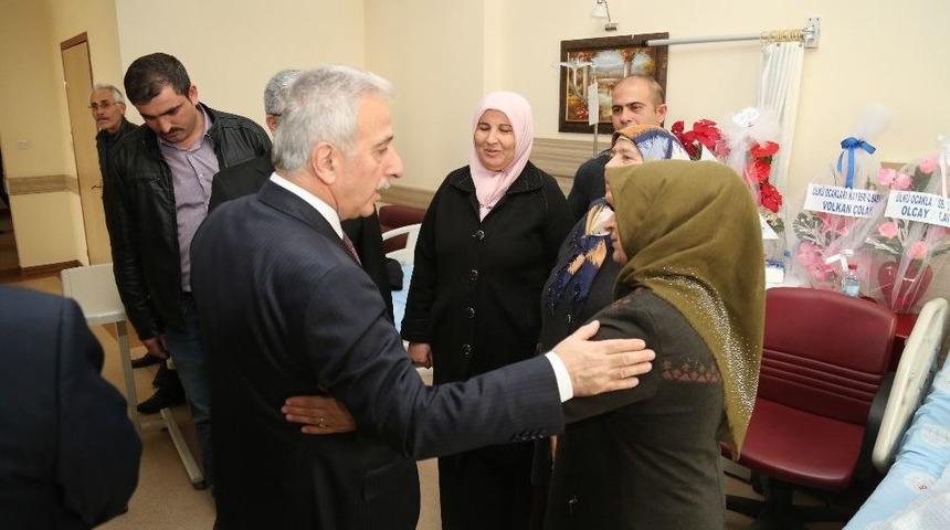 Vali Kam&ccedil;ı Afrin Gazisi Piyade Uzman &Ccedil;avuş İsmail Şahin&rsquo;i Ziyaret Etti