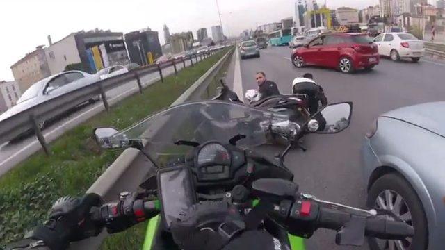 (&ouml;zel Haber) Otomobilin Sıkıştırdığı Motosikletli B&ouml;yle Kaza Yaptı 1