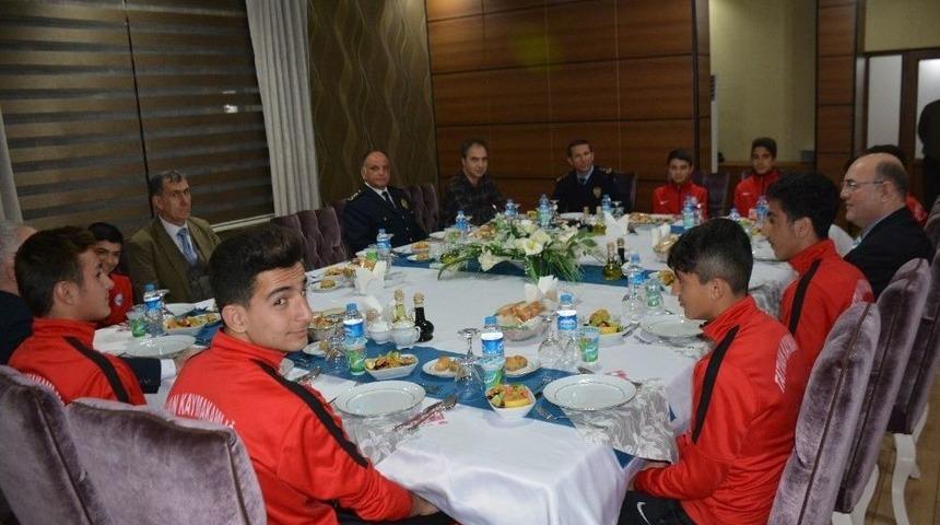 Kaymakam &Ouml;zkan, Şampiyon Sporcuları Ağırladı