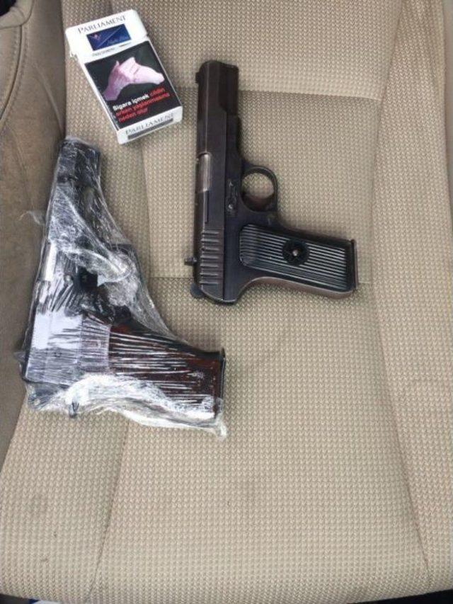 Zulada İki Tabanca, S&uuml;r&uuml;c&uuml;n&uuml;n &Uuml;zerinde İse &Ccedil;elik Yelek &Ccedil;ıktı 1