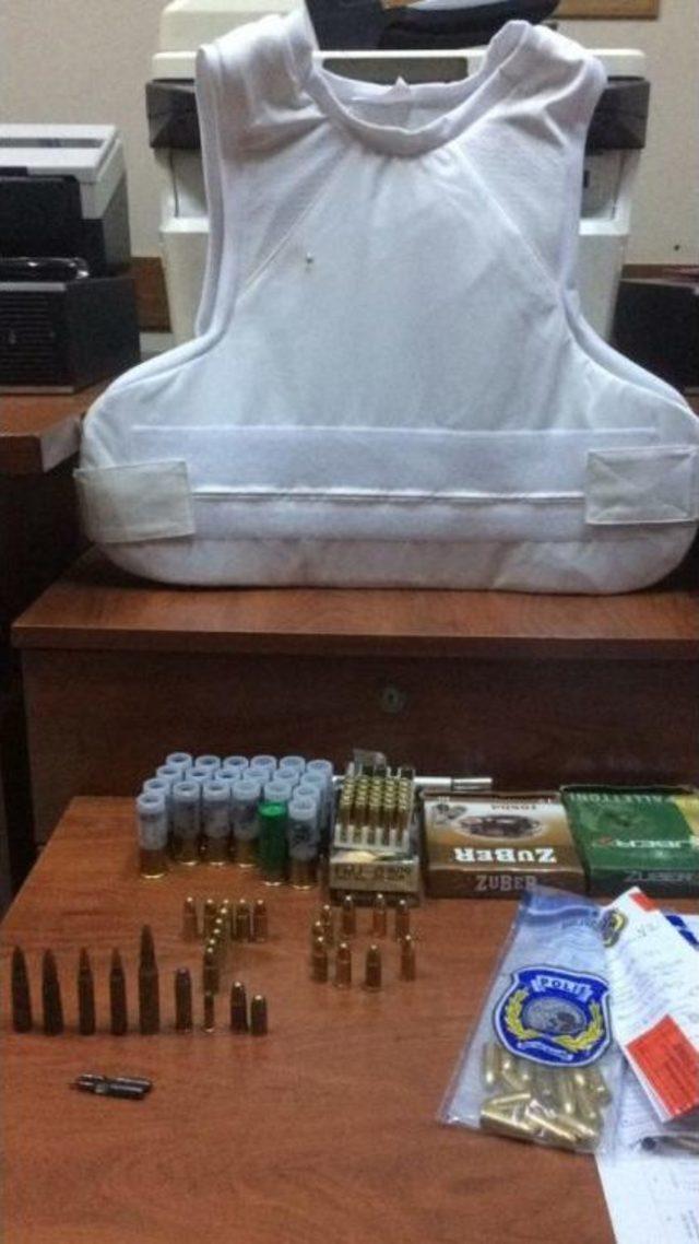 Zulada İki Tabanca, S&uuml;r&uuml;c&uuml;n&uuml;n &Uuml;zerinde İse &Ccedil;elik Yelek &Ccedil;ıktı 2