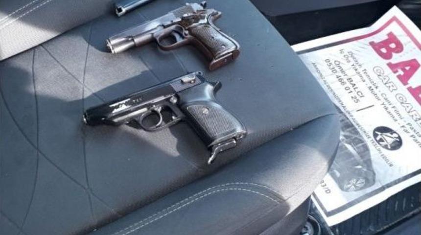 Otomobilin Vites Kolu Boşluğundan 2 Tabanca &Ccedil;ıktı