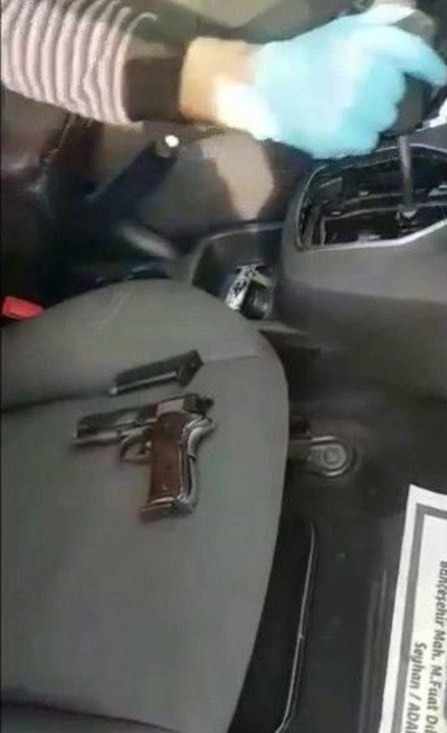 Otomobilin Vites Kolu Boşluğundan 2 Tabanca &Ccedil;ıktı 1