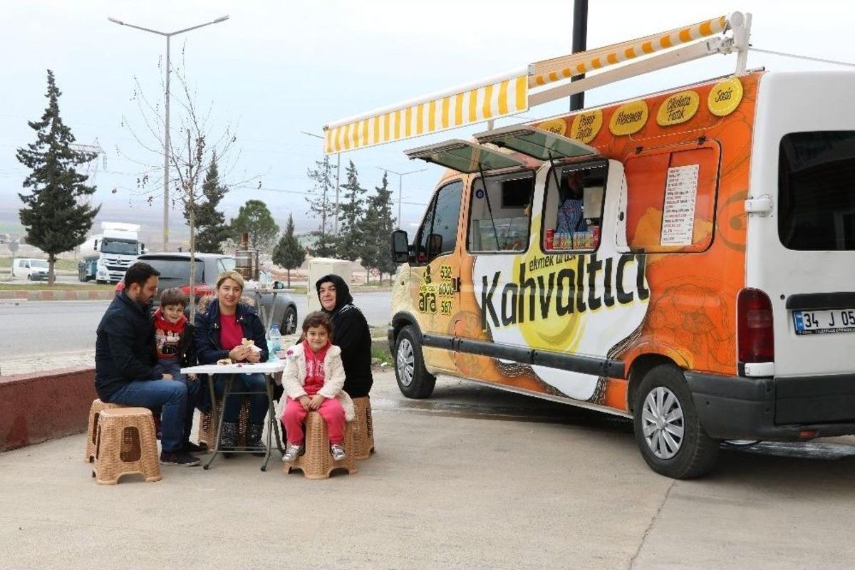 Bu Minib&uuml;se Kahvaltı İ&ccedil;in Geliyorlar