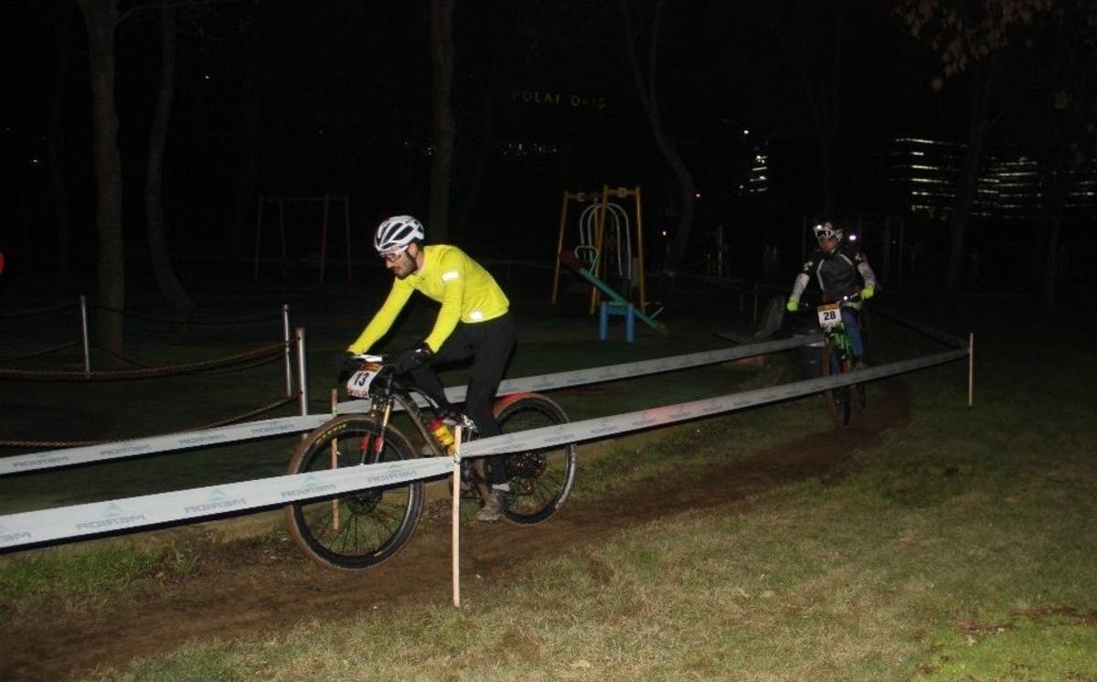 Bisiklet&ccedil;iler Gece Pedal &Ccedil;evirdi