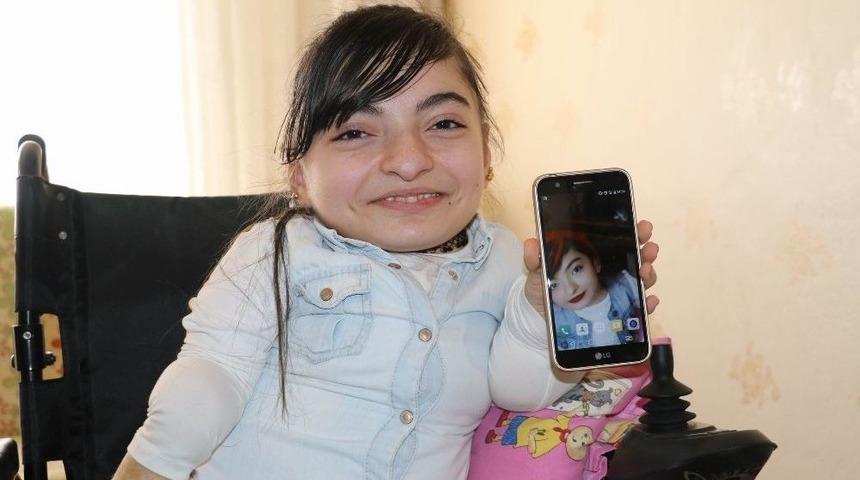 Gen&ccedil; Kızlık Gururunu Bir Kenara Bıraktı, T&uuml;rkiye&rsquo;ye Sesleniyor