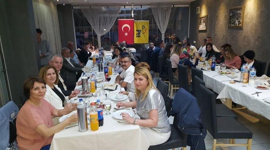 Emekli Olan Posta Memurlarına Veda Yemeği