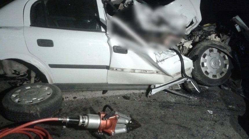 "pat Pat"a &Ccedil;arpan Otomobil Hurdaya D&ouml;nd&uuml;: 1 &Ouml;l&uuml;, 3 Yaralı