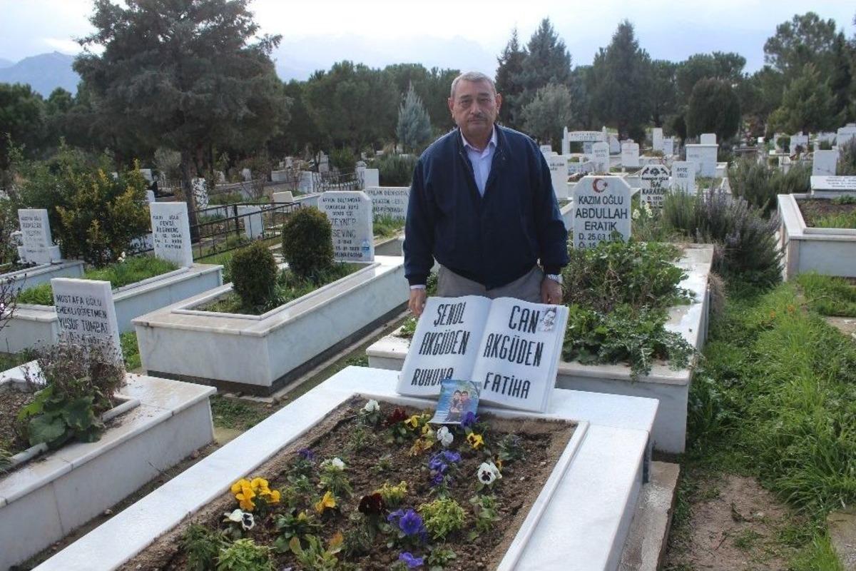 Aynı Mezarda Yatan Baba Ve Oğlunun Mezar Taşı 6 Ayda &Uuml;&ccedil; Kez &Ccedil;alındı