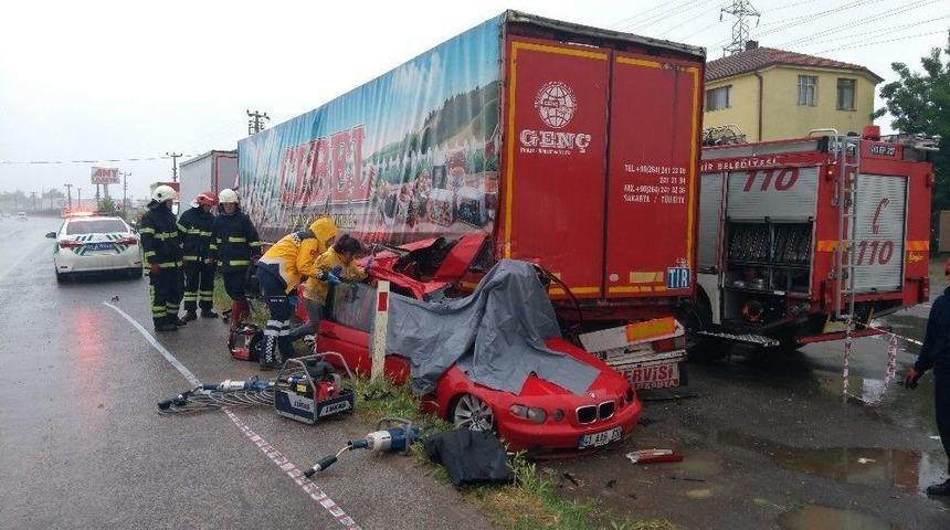 Kayganlaşan Yolda Direksiyon Hakimiyetini Kaybetti: 1 &Ouml;l&uuml;, 1 Yaralı