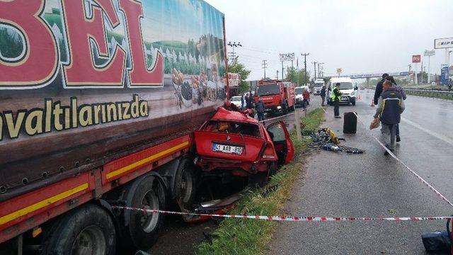 Kayganlaşan Yolda Direksiyon Hakimiyetini Kaybetti: 1 Ölü, 1 Yaralı