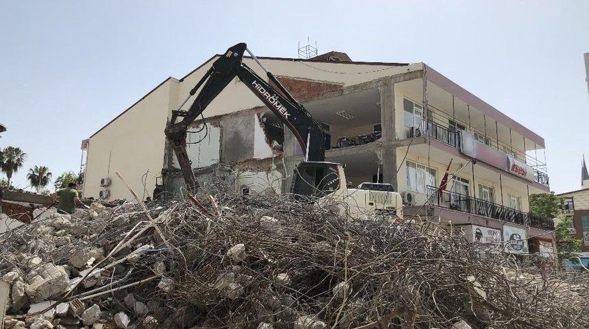 İş Merkezi Yıkımında Lisenin Duvarı Çöktü