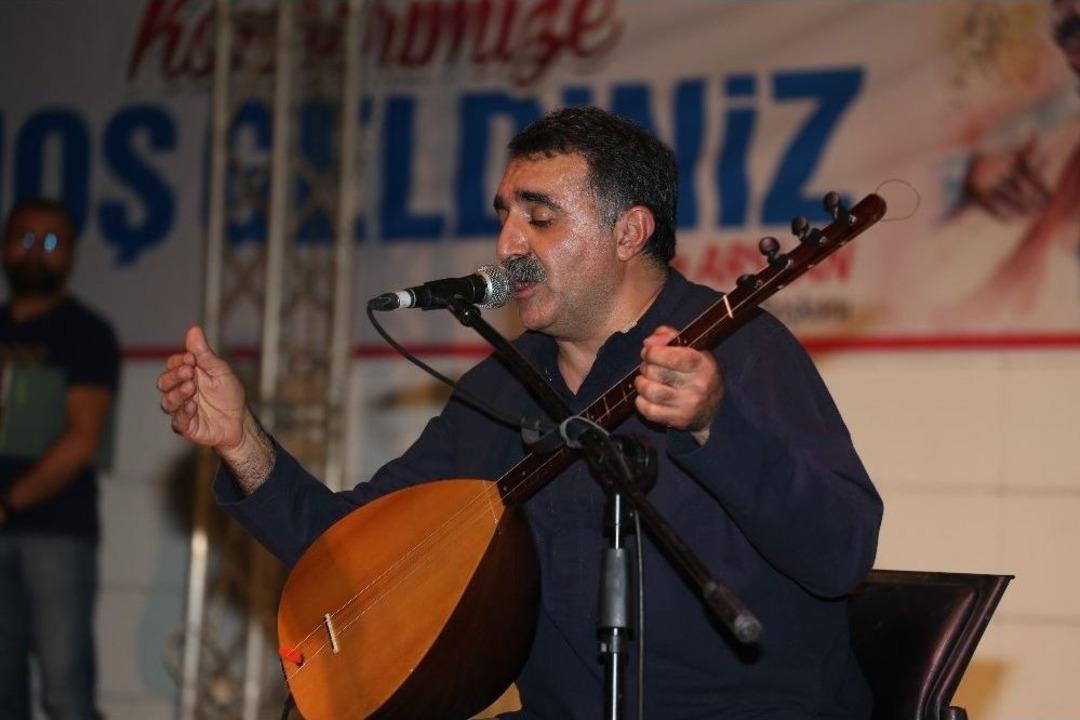 Erdal Erzincan, T&uuml;rk&uuml;leriyle G&ouml;n&uuml;llerde Taht Kurdu
