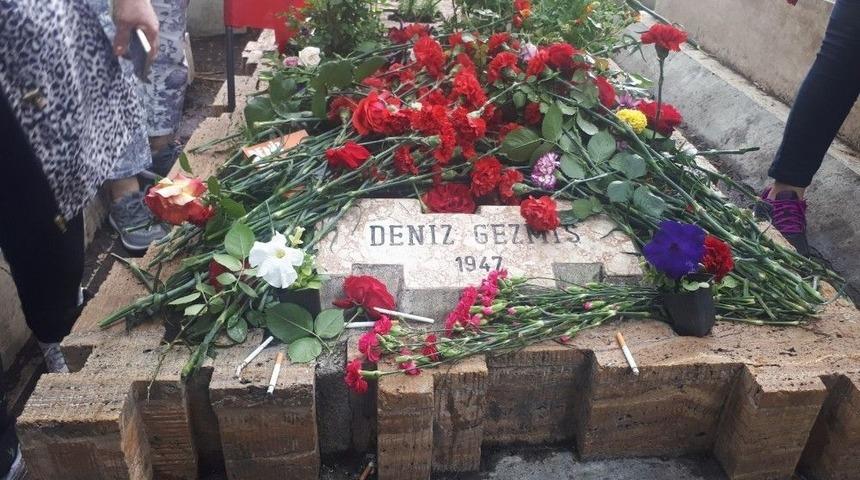 Deniz Gezmiş Ve Arkadaşları Mezarı Başında Anıldı
