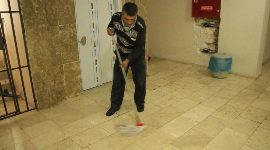 &Ccedil;ocuklarını Okutabilmek İ&ccedil;in Hem Boyacılık Hem De Kapıcılık Yapıyor