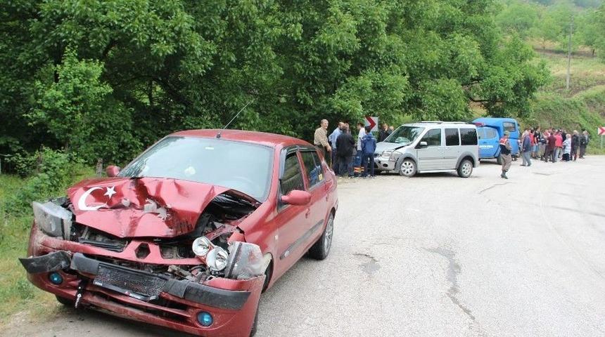 D&uuml;zce&rsquo;de İki Ara&ccedil; Kafa Kafaya &Ccedil;arpıştı: 9 Yaralı