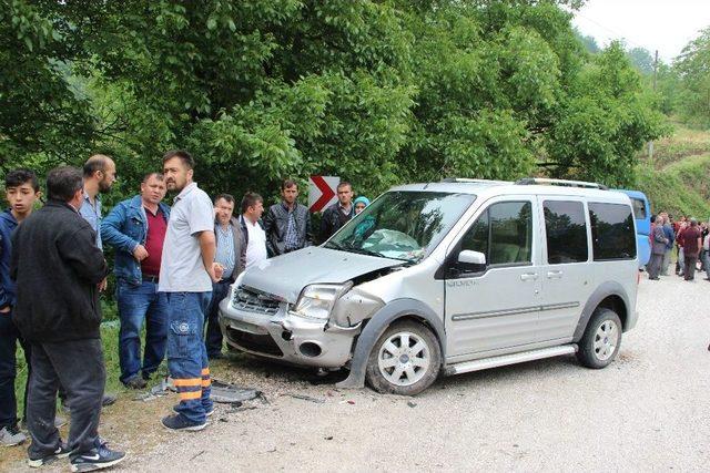 Düzce’de İki Araç Kafa Kafaya Çarpıştı: 9 Yaralı