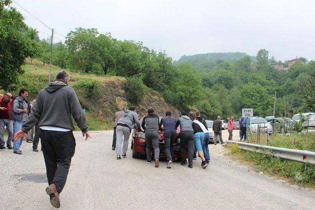 Düzce’de İki Araç Kafa Kafaya Çarpıştı: 9 Yaralı