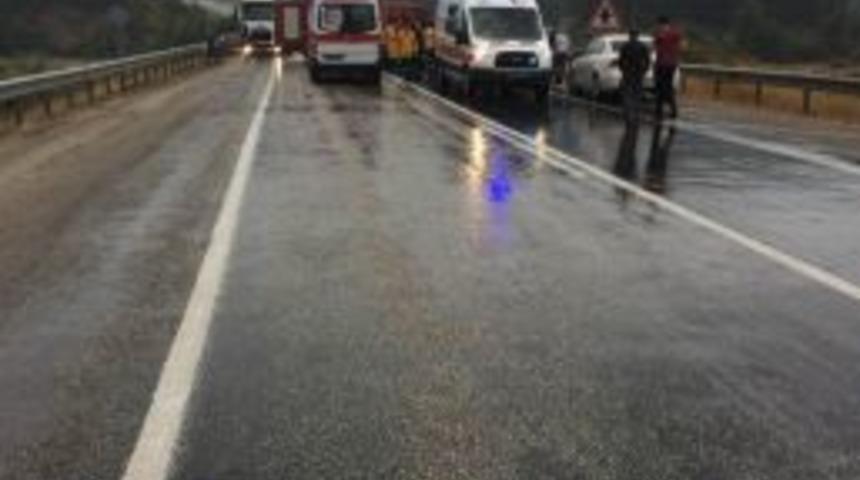 Antalya&rsquo;da Yolcu Otob&uuml;s&uuml; İle Otomobil &Ccedil;arpıştı: 2 &Ouml;l&uuml;, 4 Yaralı (2)