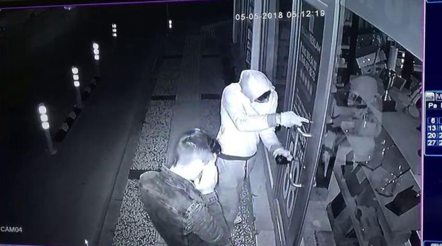 Hırsızlar G&uuml;venlik Kameralarına Yakalandı