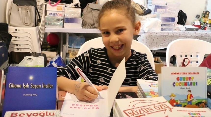 K&uuml;&ccedil;&uuml;k Yazarlar Kitaplarını İmzaladı