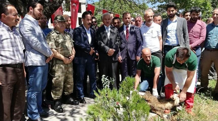 Erzincan&rsquo;da Asfalt &Ccedil;alışmalarına Kurban Kesilerek Başlandı