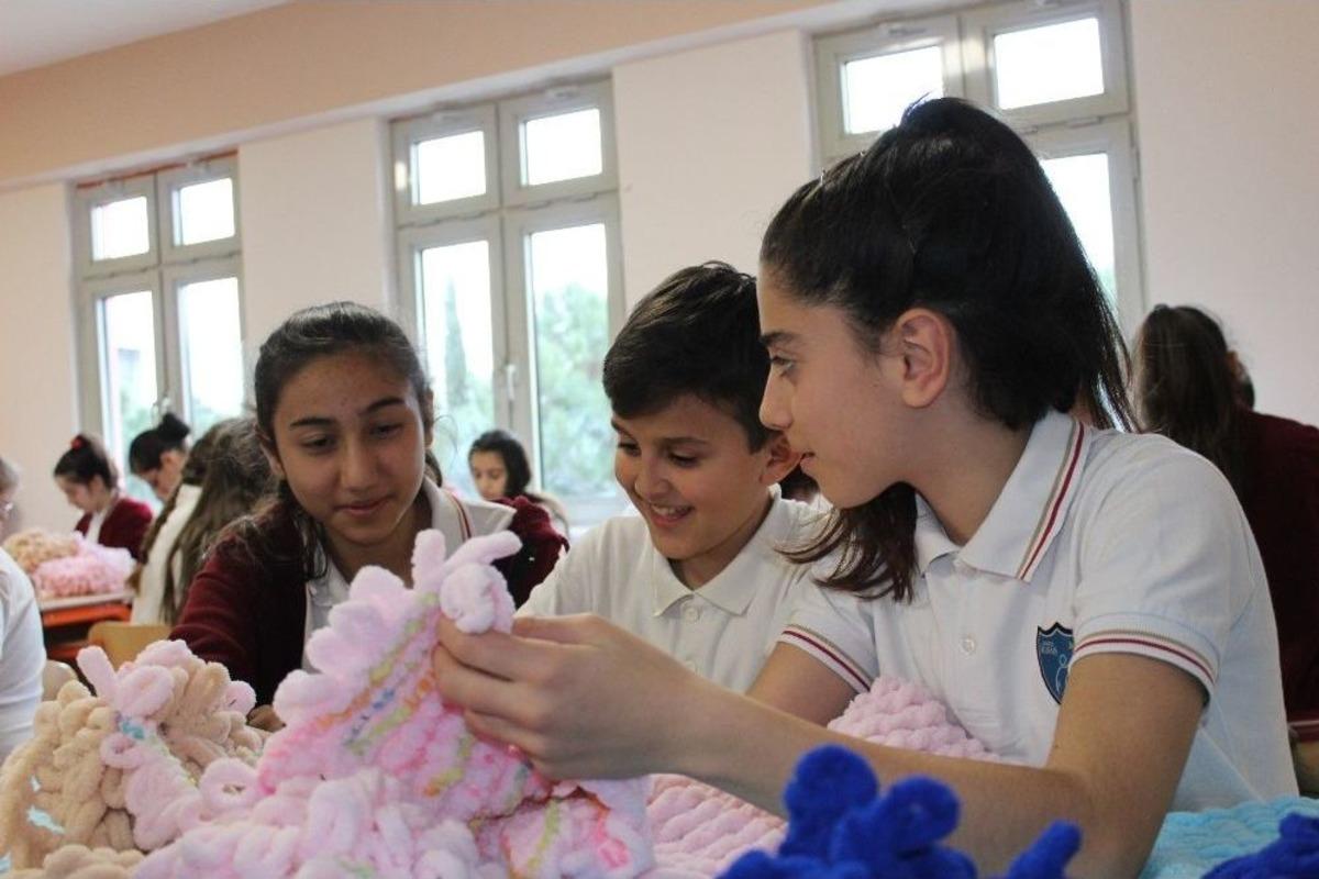 (&ouml;zel Haber) Ortaokul &Ouml;ğrencileri, Afrin Kahramanları &Uuml;ş&uuml;mesin Diye Elleriyle Atkı-bere &Ouml;r&uuml;yor