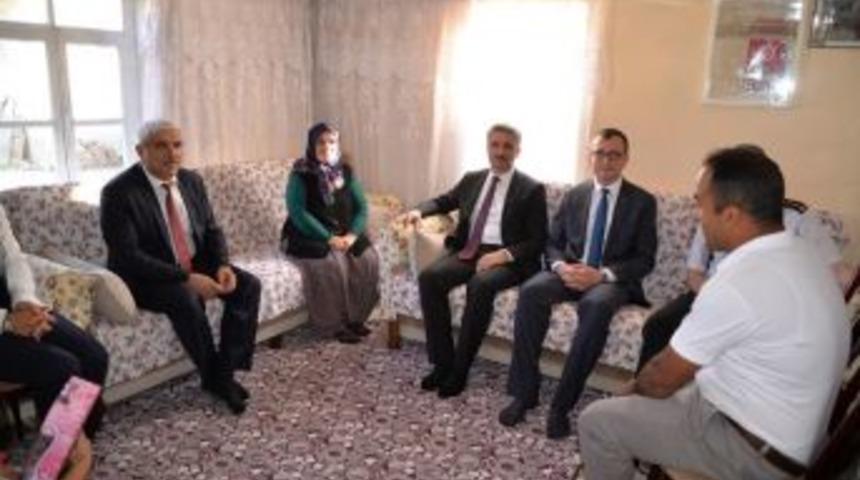 Vali Baruş, Sivil Şehidin Evini Ziyaret Etti