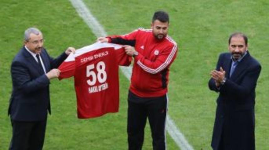 Başkan Erdem&rsquo;den Afrin Gazisi&rsquo;ne Forma Jesti